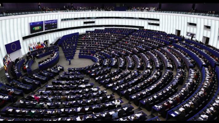 Tre grandi partiti Ue chiedono lo stop all'accordo sui dazi con Usa