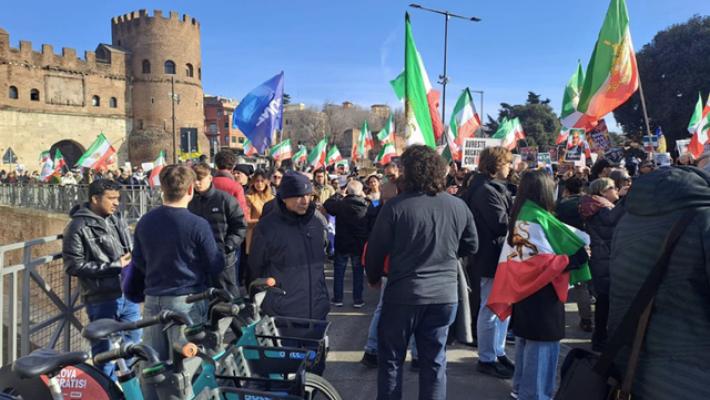 In piazza a Roma manifestazione a sostegno del popolo iraniano