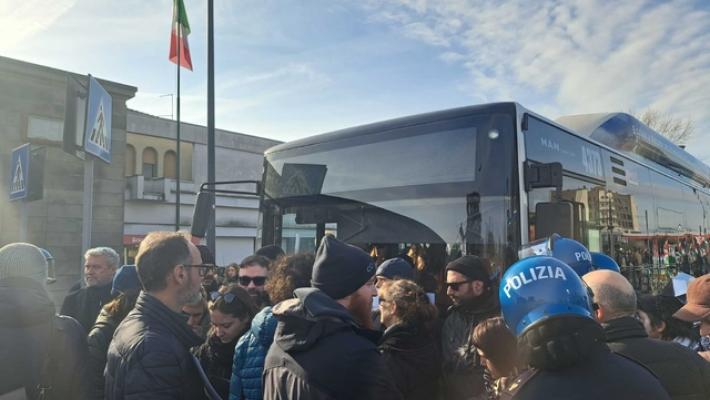 Protesta contro Israele a VicenzaOro, attivisti cercano di bloccare le navette