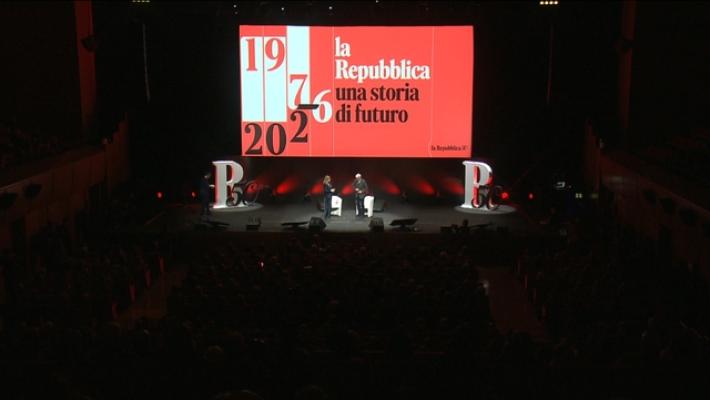 Repubblica festeggia 50 anni, tra ironia sulla vendita e ricordo collettivo
