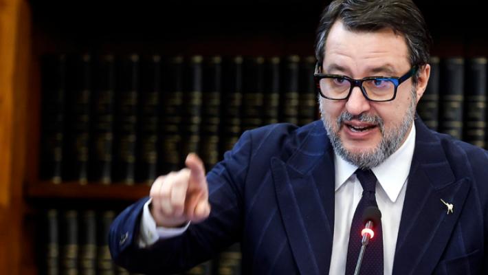 Salvini, chi in classe ha una lama di 20 cm non &egrave; il benvenuto