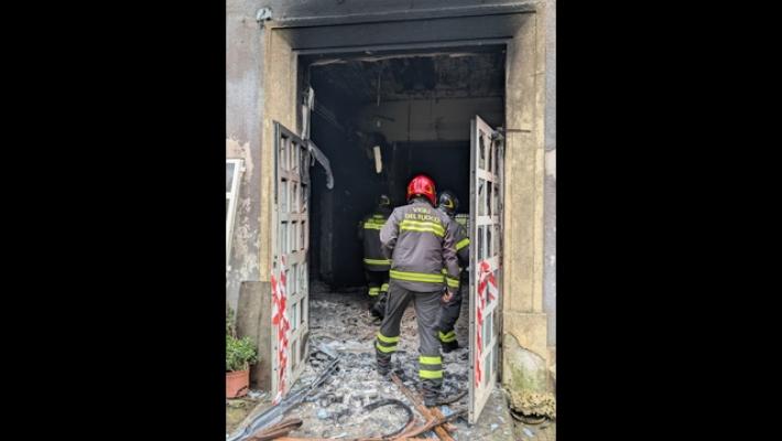 Incendiato a Brindisi edificio che avrebbe ospitato migranti, 'vigliacchi'