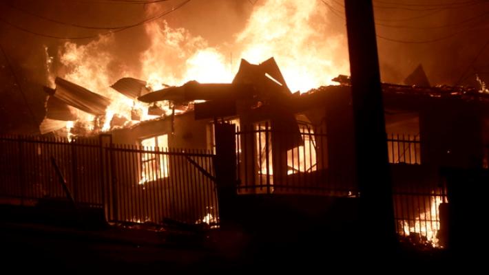 Emergenza incendi in Cile, almeno 10 morti e un migliaio di case distrutte