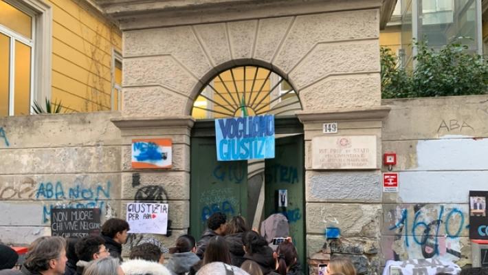 Ragazzo ucciso, momento di tensione all'ingresso dell'istituto di Aba