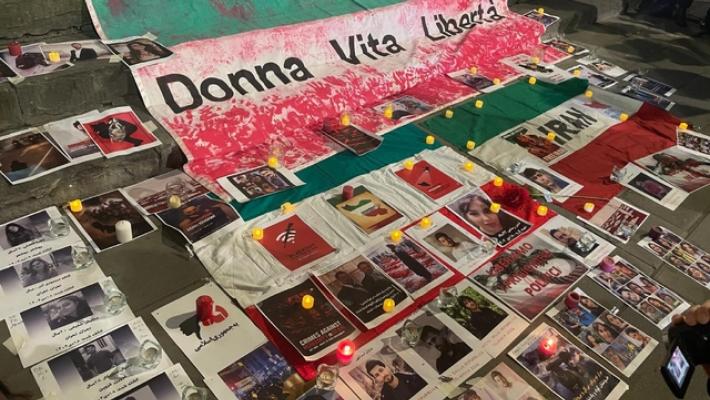 Iran, presidio a Firenze 'Aiutateci a sconfiggere il regime'