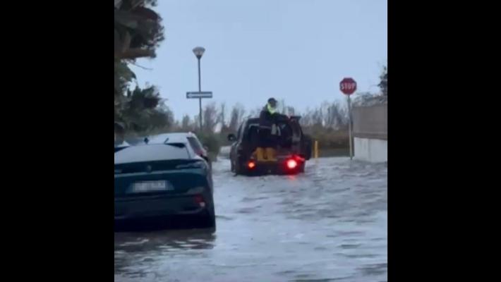Allerta maltempo, mare penetra nel centro abitato della costa cagliaritana