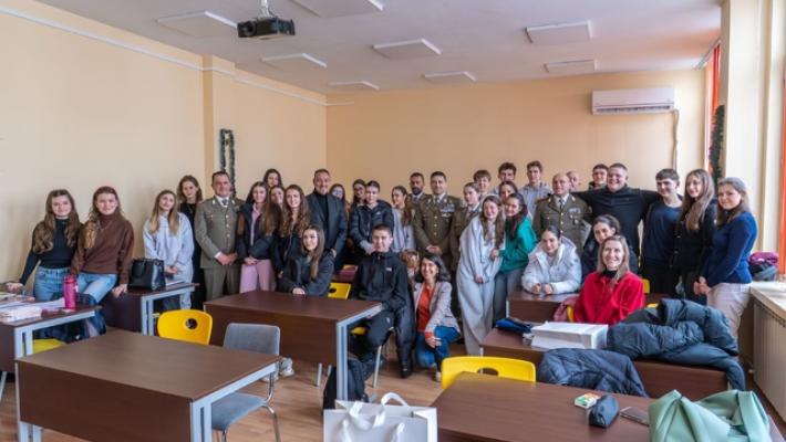 I militari dell'Esercito incontrano gli studenti di italiano di una scuola a Sofia