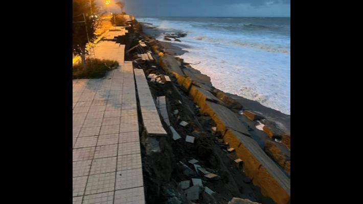 Maltempo in Calabria, nel reggino collassa un centinaio di metri di lungomare