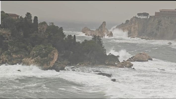 Maltempo, mareggiata abbatte barriere di sabbia su spiaggia di Taormina