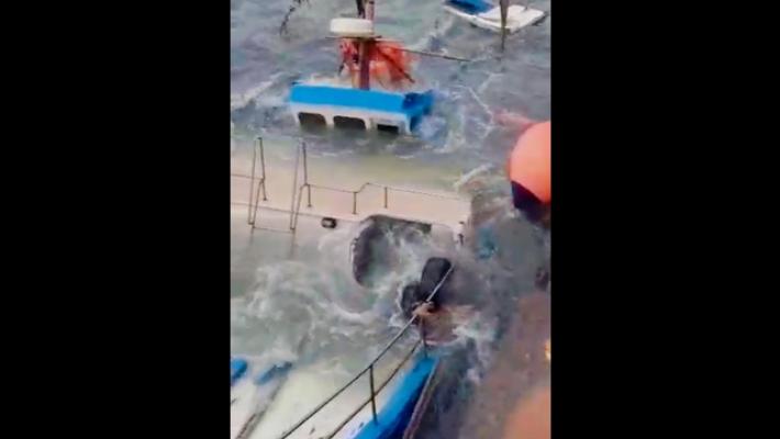Maltempo, peschereccio affonda nel porto di Catania