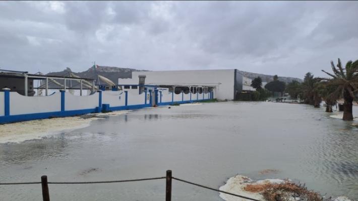Maltempo in Sardegna, mareggiata al Poetto e spiaggia sommersa