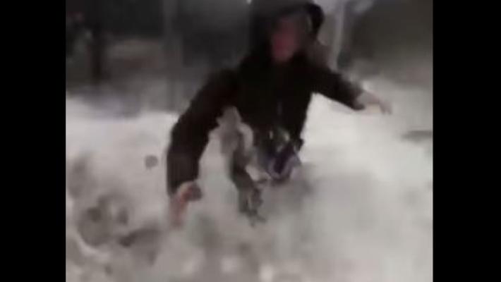 Maltempo, sindaci del Messinese travolti da onda mentre fanno diretta Fb