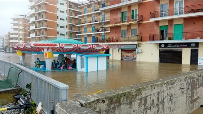 Maltempo in Calabria, tecnico Enel salvato dai vigili del fuoco a Catanzaro