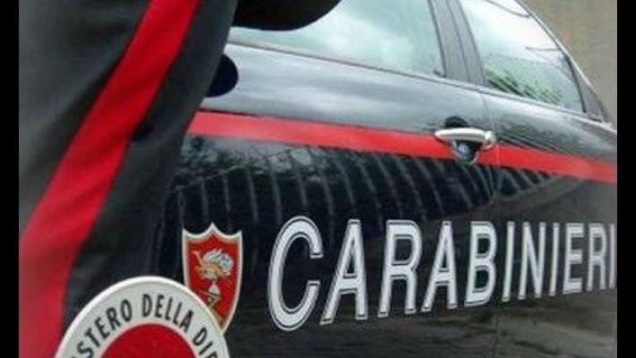 Carabinieri allertati dal preside sequestrano coltello in classe a un ragazzo