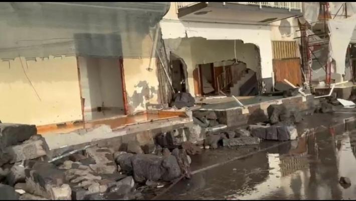 Maltempo, mareggiata abbatte muri di abitazioni nel Catanese