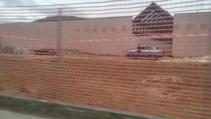 Cade da oltre 10 metri nell'area industriale, operaio ferito all'Aquila