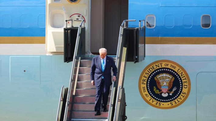 'L'Air Force One con Trump diretto a Davos torna indietro, problema elettrico'