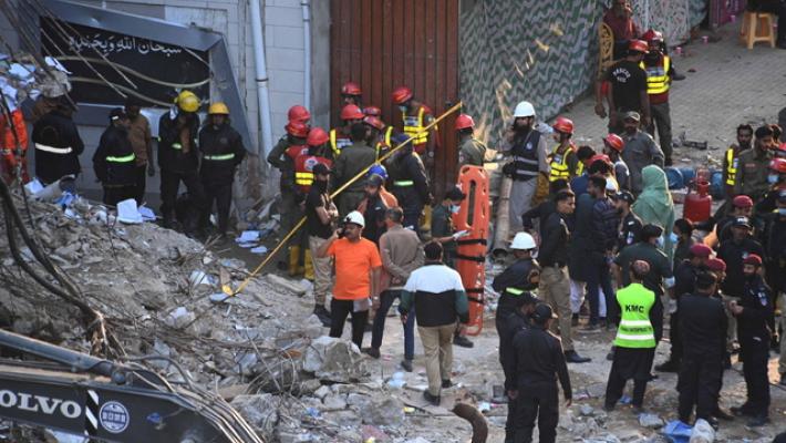 Salgono a 60 i morti nel rogo in un centro commerciale in Pakistan