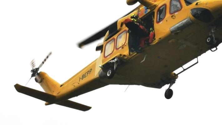 Mezzo meccanico si ribalta in un cantiere, grave operaio in Abruzzo