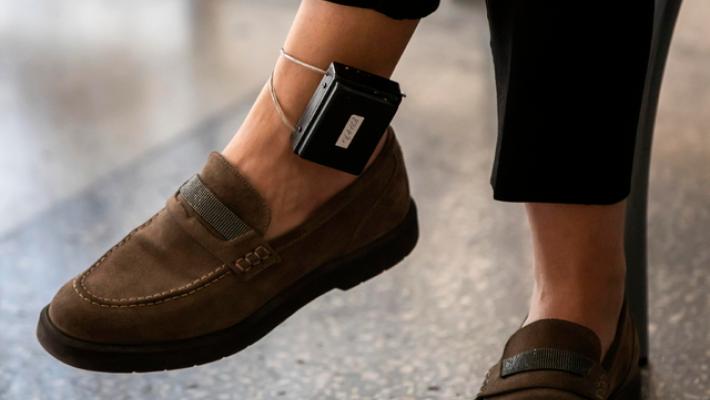 Fa scaricare il braccialetto elettronico per metterlo fuori uso, arrestato