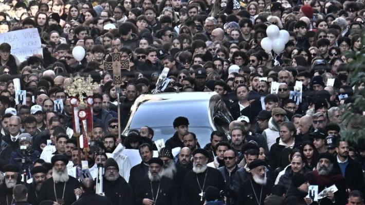 Ragazzo ucciso, palloncini e applausi per la bara di 'Aba'