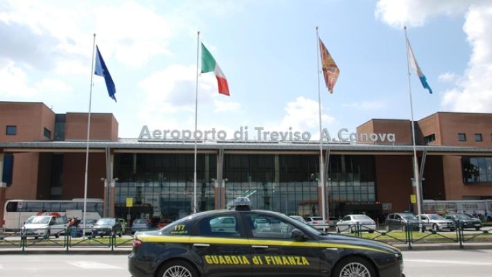 Mille messaggi in una notte alla collaboratrice, dirigente licenziato