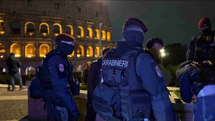 Blitz dei carabinieri con i par&agrave; in zona Colosseo, decine di identificati