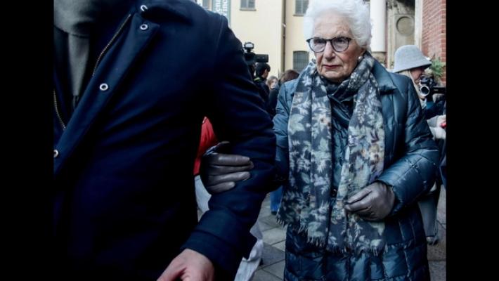 Liliana Segre alla posa delle pietre d'inciampo a Milano 'li ricordo tutti'