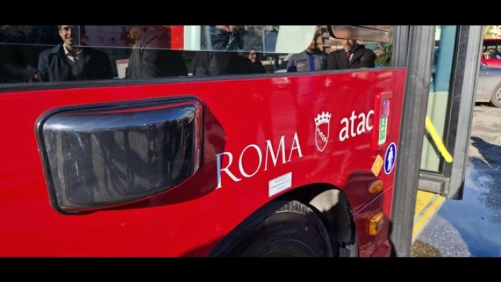 Spari contro un bus a Roma, paura per autista e passeggeri