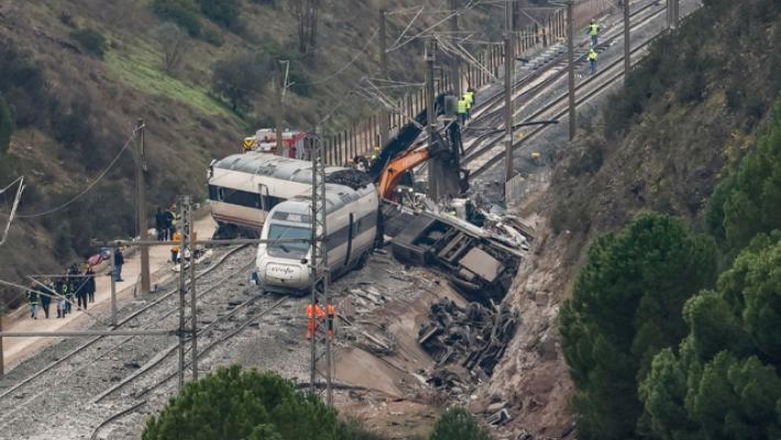 Treno contro gru, feriti in nuovo incidente ferroviario in Spagna