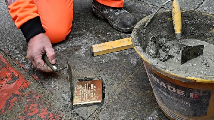 Ritrovate le pietre d'inciampo smarrite da un corriere nel Milanese