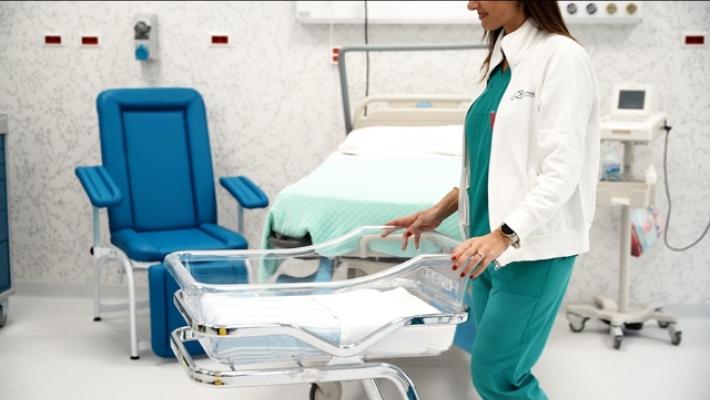 Partorisce in auto nel Cremonese, stanno bene mamma e figlia