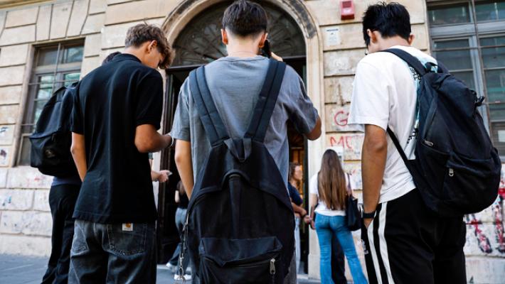 Provvedimenti per altre due docenti della scuola studente suicida