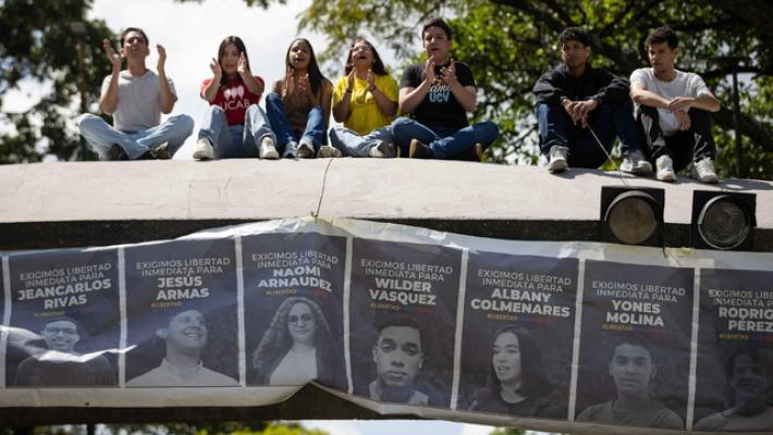 Venezuela, studenti in piazza chiedono libert&agrave; per i prigionieri politici