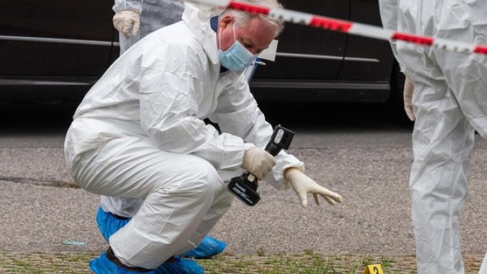 Uomo precipita da un palazzo e muore vicino piazza Duomo a Milano