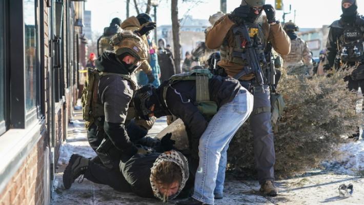 Governatore Minnesota, Trump fermi subito i raid Ice a Minneapolis