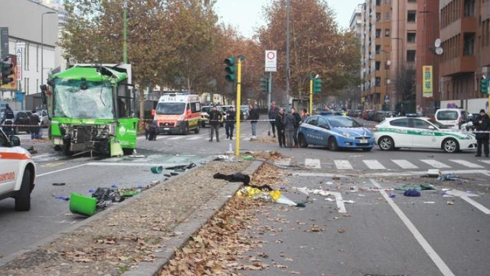 Morto un'automobilista ferito in incidente con un mezzo Amsa a Milano