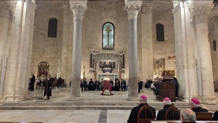 Vescovo Bari, 'l'umanit&agrave; attende segni credibili di comunione e di pace'