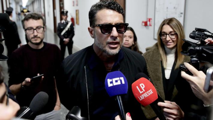 Corona: 'Mi adeguo e non parlo di Signorini, puntata sul sistema Mediaset'