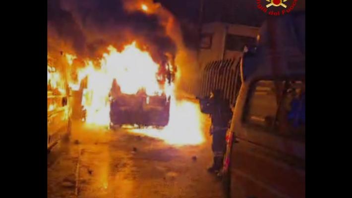 Incendio nel parcheggio di una chiesa a Bari, distrutte tre ambulanze