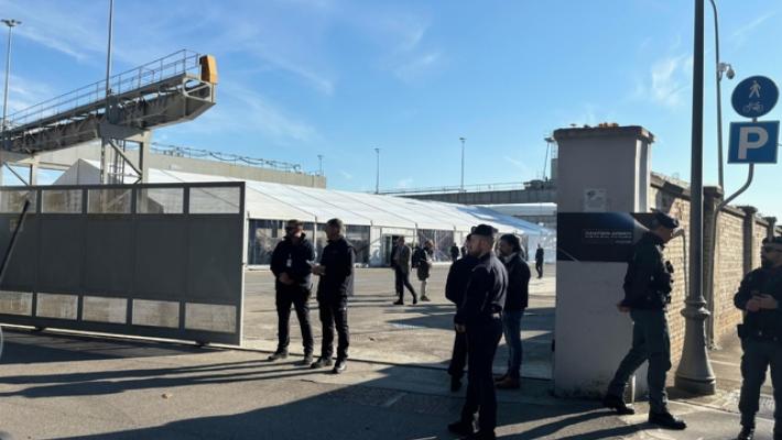 Protesta per cartello anti-migranti a Monfalcone, 'vietato sedersi'