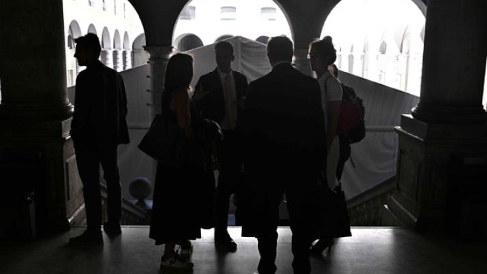 Si finge collega e minaccia preside e professori, indagato docente