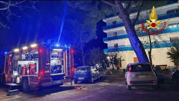 Rogo all'11/o piano di un palazzo a Porto Recanati, spento dai vigili del fuoco