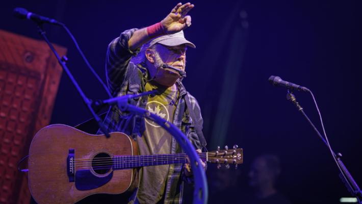 Neil Young dona la sua musica alla Groenlandia e si ritira da Amazon