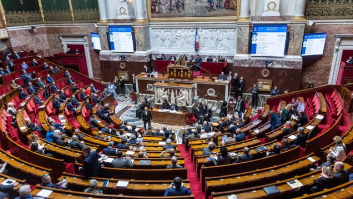 Social vietati agli under-15, la Camera francese approva il ddl