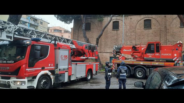 Per maltempo cadono alberi a Roma, uno su una chiesa altro su un bus