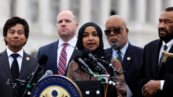 Deputata dem Usa spruzzata con una sostanza sconosciuta mentre parla a Minneapolis