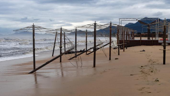 Pioggia, burrasche e mareggiate al Sud, allerta arancione in Sardegna