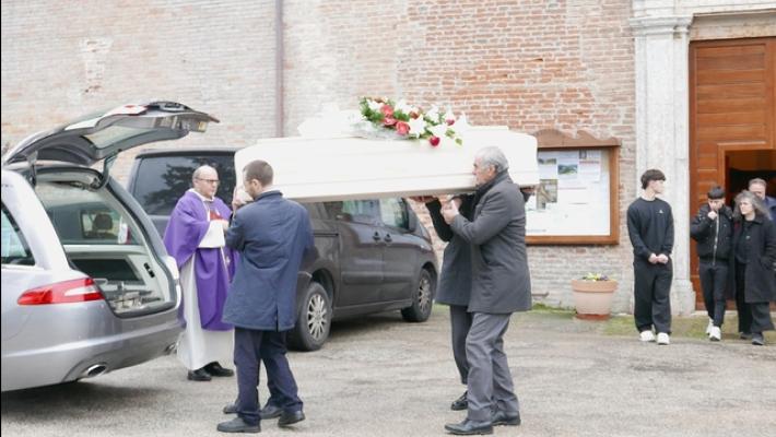 Morto paziente che attese per ore una barella, chiesa gremita per le esequie