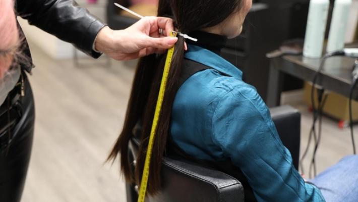 Psicologa dona i suoi capelli per i ragazzi e ragazze di crans-montana